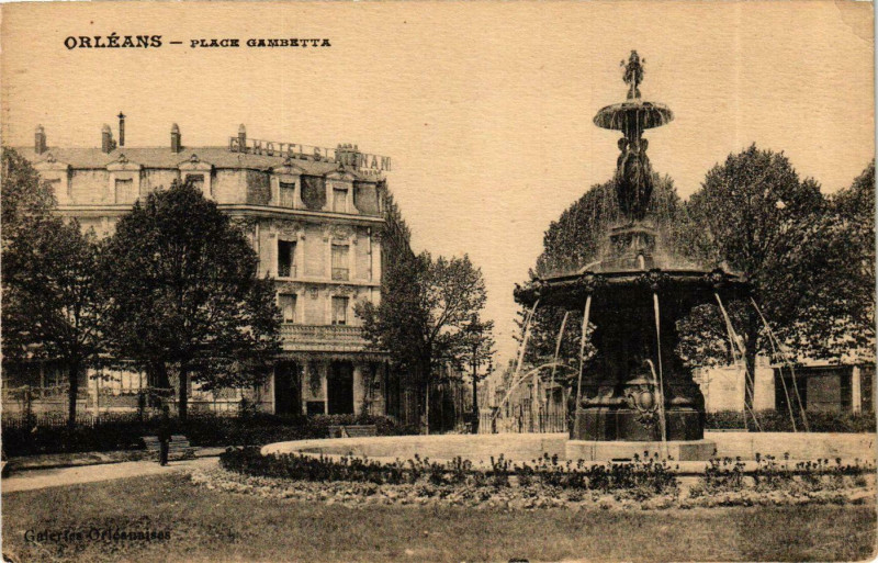 Carte postale ancienne Loiret Orleans Place Gambetta fontaine à Orléans