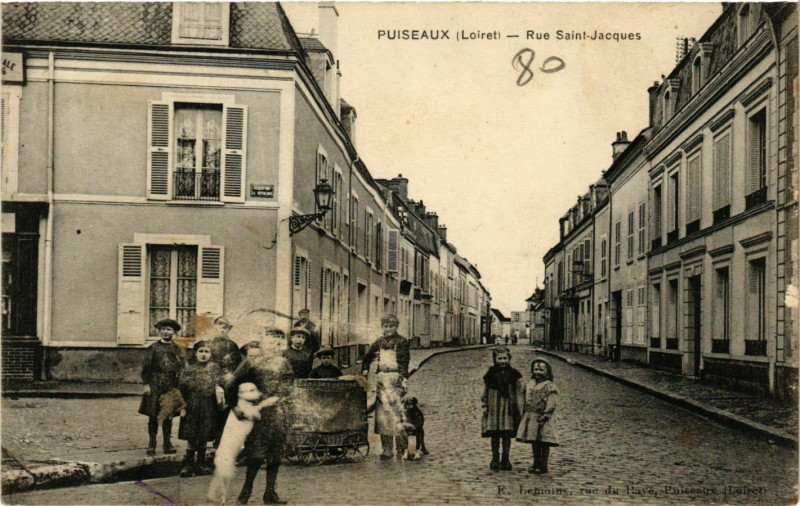 Carte postale ancienne Puiseaux Rue Saint-Jacques à Puiseaux