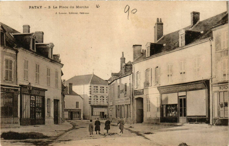 Carte postale ancienne Patay Place du Marché à Patay