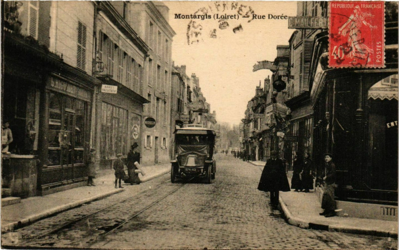 Carte postale ancienne Montargis Rue Dorée à Montargis
