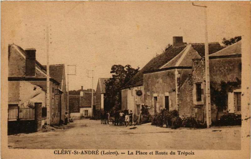 Carte postale ancienne Clery-Saint-Andre La Place et Route du Trépoix