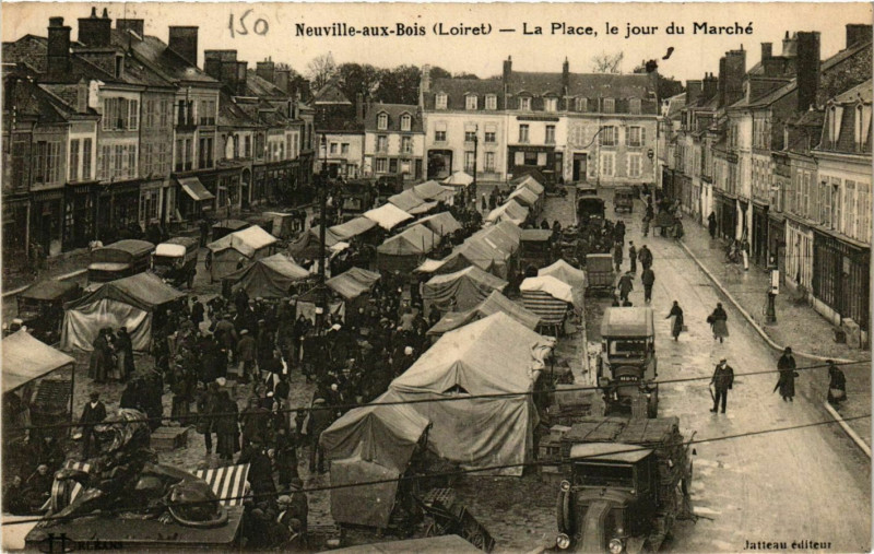 Carte postale ancienne Neuville-aux-Bois La Place un jour du Marché à Neuville-aux-Bois