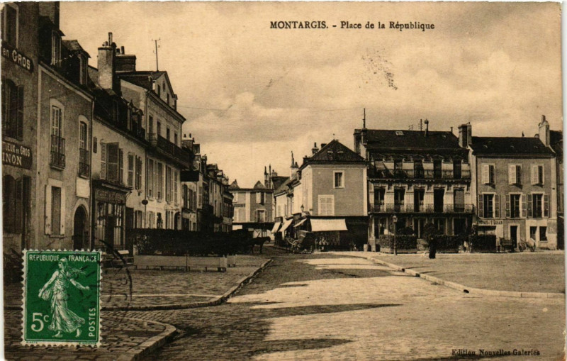 Carte postale ancienne Montargis Place de la République à Montargis