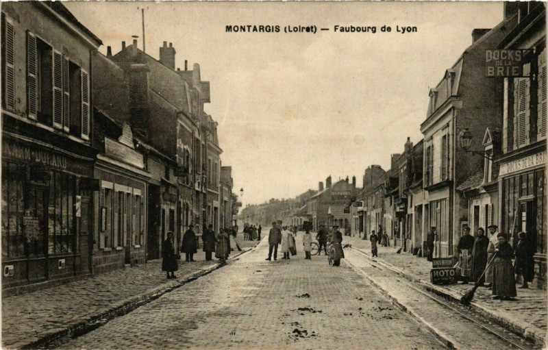 Carte postale ancienne Montargis Faubourg de Lyon à Montargis