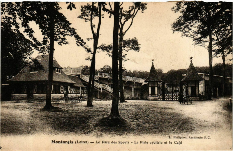 Carte postale ancienne Montargis Parc des Sports Poste cycliste à Montargis