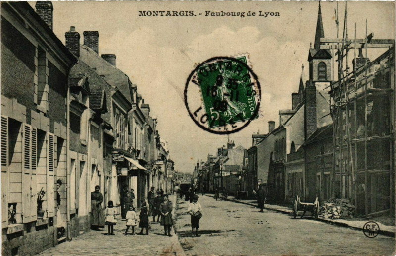 Carte postale ancienne Montargis Faubourg de Lyon à Montargis