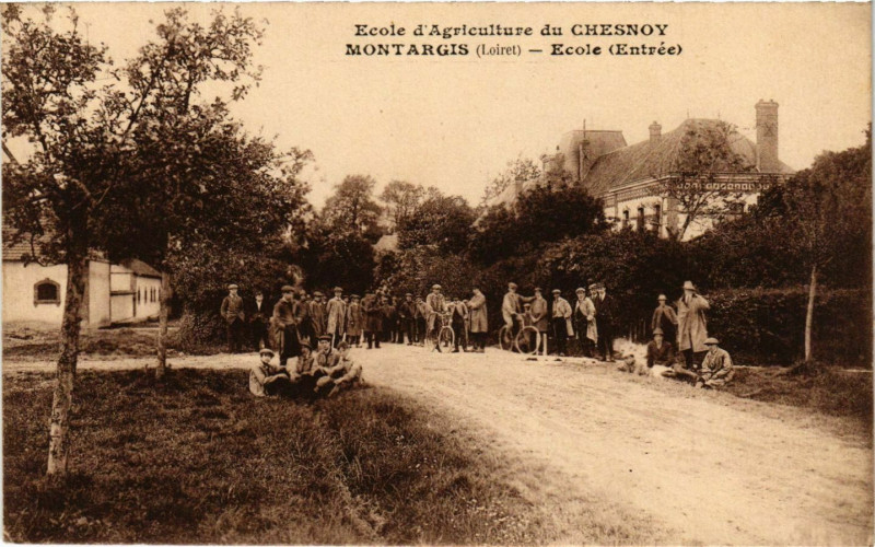 Carte postale ancienne Ecole d'Agriculture du Chesnoy Montargis Ecole à Montargis