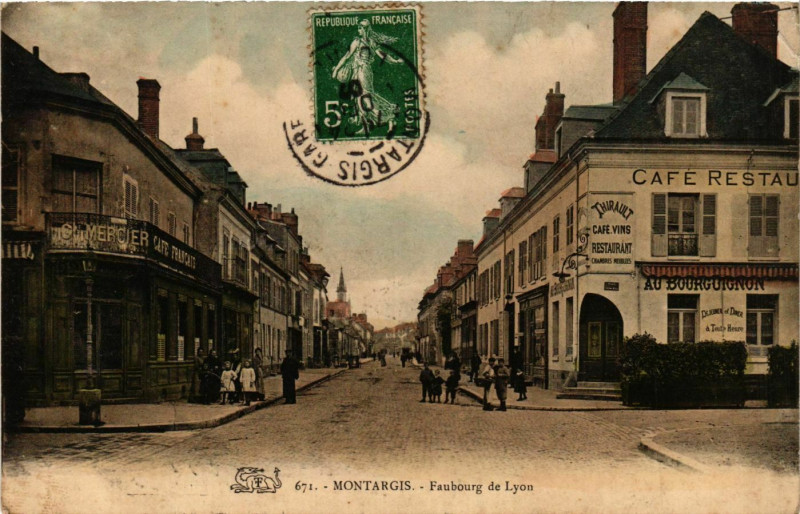 Carte postale ancienne Montargis Faubourg de Lyon à Montargis