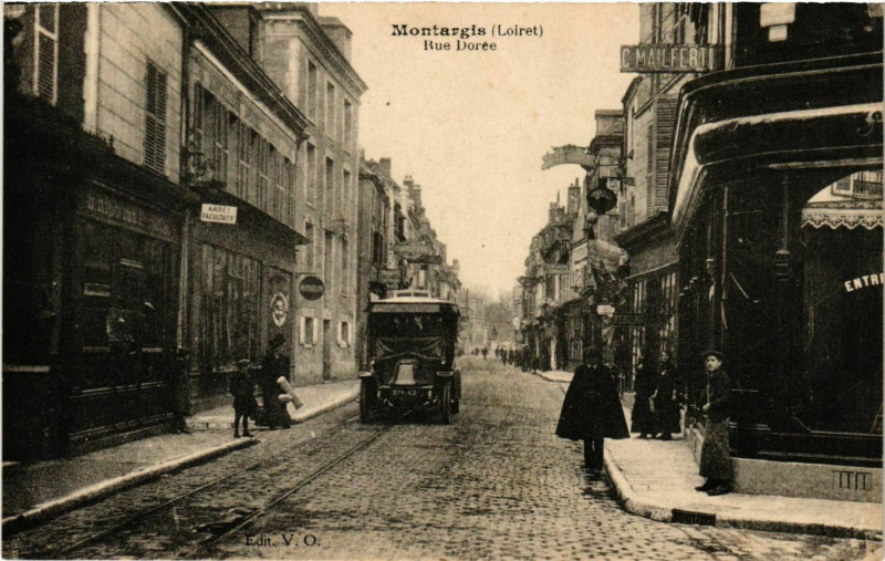 Carte postale ancienne Montargis Rue Dorée à Montargis