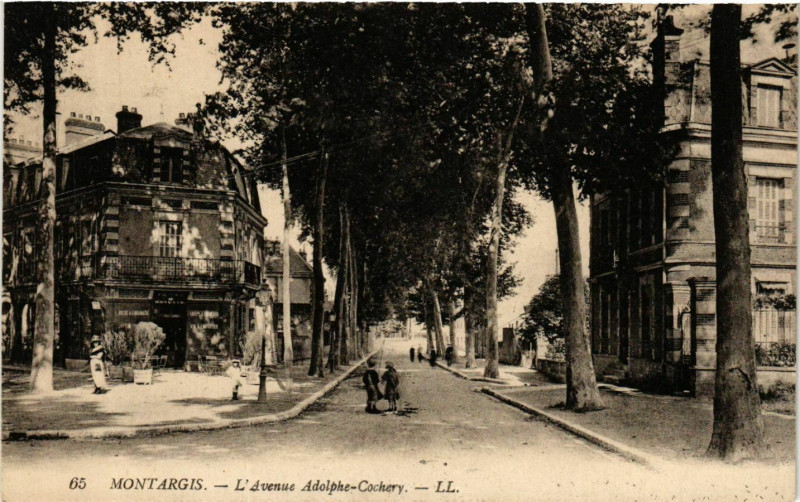 Carte postale ancienne Montargis Avenue Adolphe-Cochery à Montargis