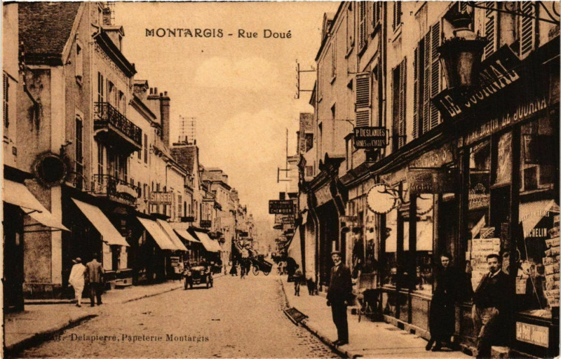 Carte postale ancienne Montargis rue Doué à Montargis