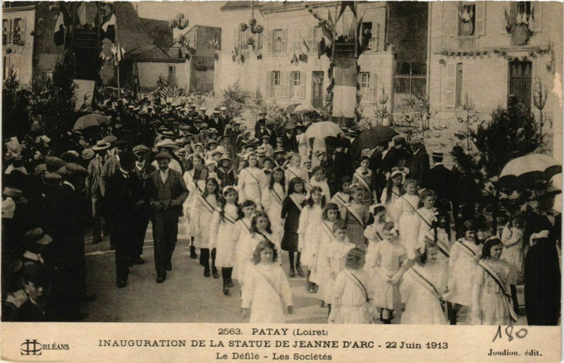 Carte postale ancienne Patay Inaug. De la Statue de Jeanne d'Arc 1913 Le Défilé à Patay