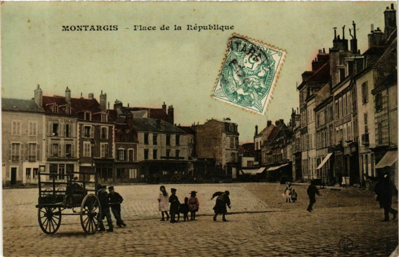 Carte postale ancienne Montargis Place de la République à Montargis