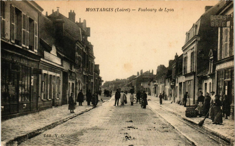 Carte postale ancienne Montargis Faubourg de Lyon à Montargis