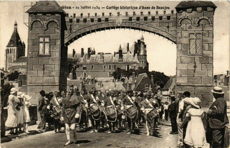 Carte postale ancienne Gien 1934 Cortege Historique d'Anne de Beaujeu à Gien