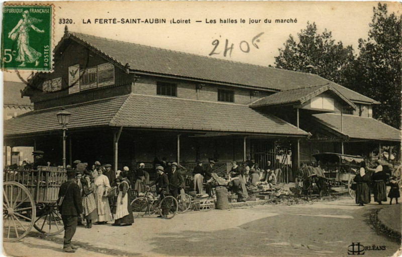 Carte postale ancienne La Ferte-Saint-Aubin Les halles le jour du marché