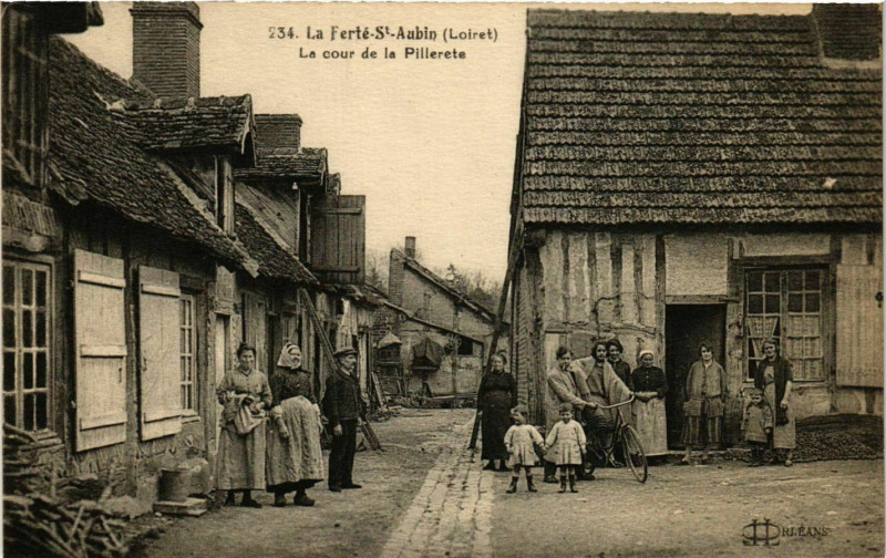 Carte postale ancienne La Ferte-Saint-Aubin La cour de la Pillerets