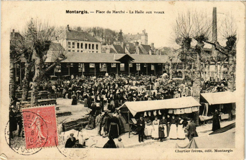 Carte postale ancienne Montargis Place du Marché La Halle aux veaux à Montargis