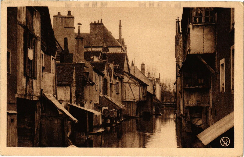 Carte postale ancienne Montargis - Rue sur l'eau à Montargis