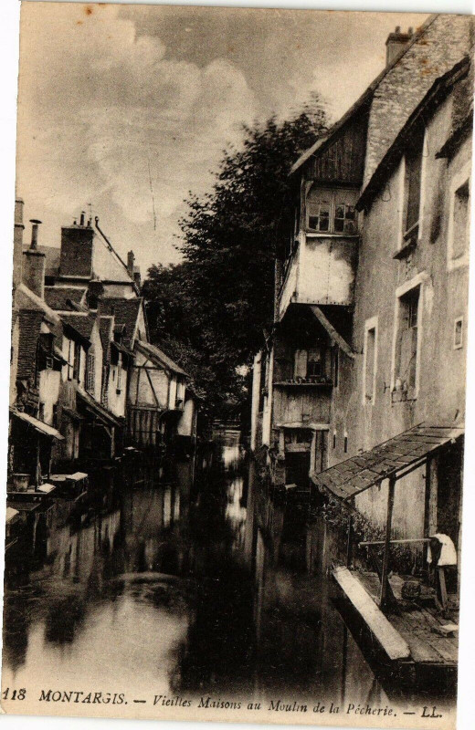 Carte postale ancienne Montargis - Vieilles Maisons au Moulin de la Pecherie à Montargis