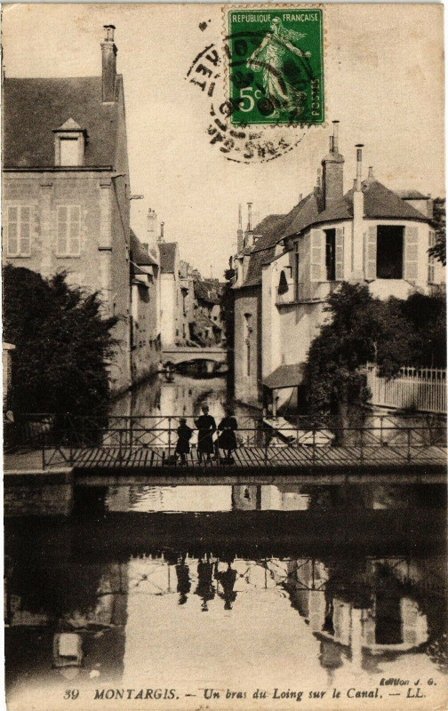 Carte postale ancienne Montargis - Un bras du Loing sur le Canal à Montargis