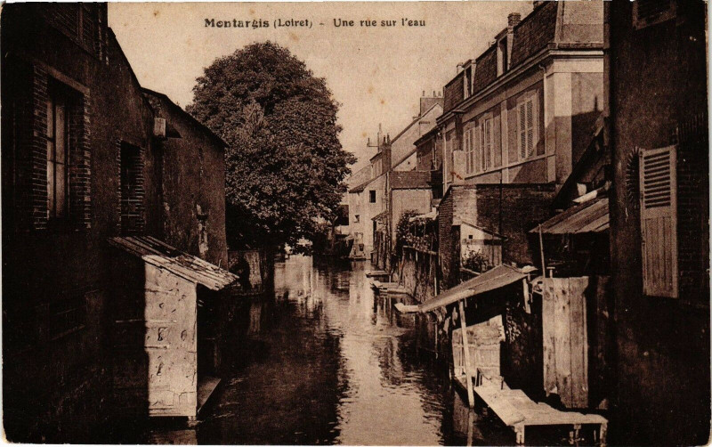 Carte postale ancienne Montargis - Une rue sur l'eau à Montargis