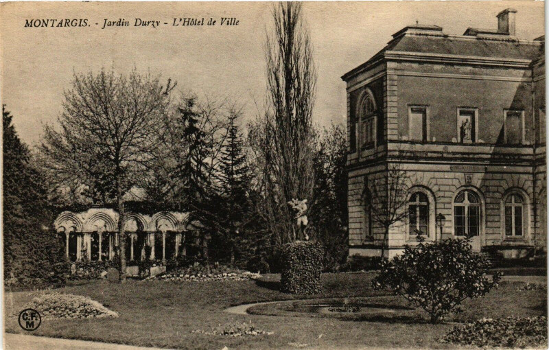 Carte postale ancienne Montargis - Jardin Durzy - L'Hotel de Ville à Montargis