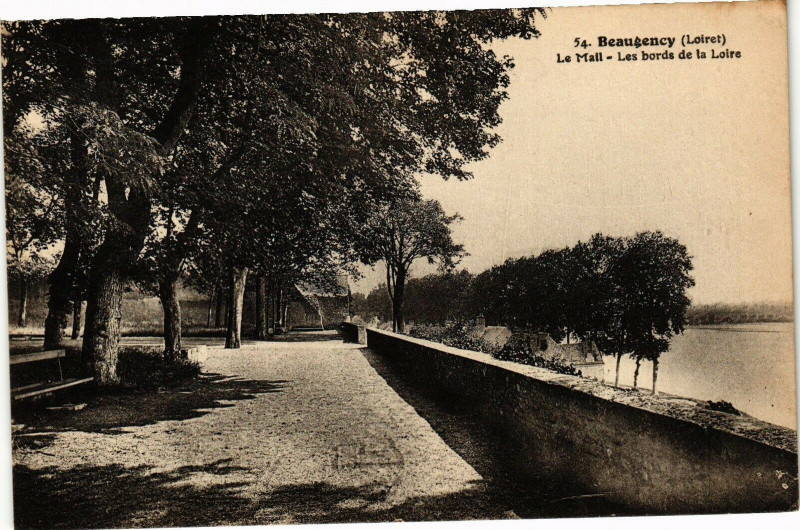 Carte postale ancienne Beaugency - Le Mail - Les bords de la Loire à Beaugency