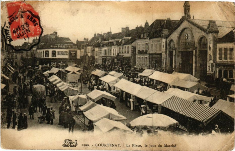 Carte postale ancienne Courtenay - La Place à Courtenay