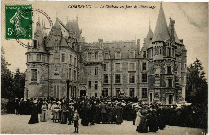 Carte postale ancienne Combreux - Le Chateau un Jour de Pélérinage à Combreux