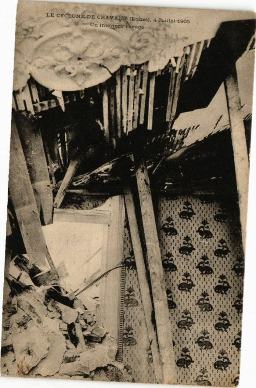 Carte postale ancienne Le Cyclone de Cravant - Un interieur ravage à Cravant