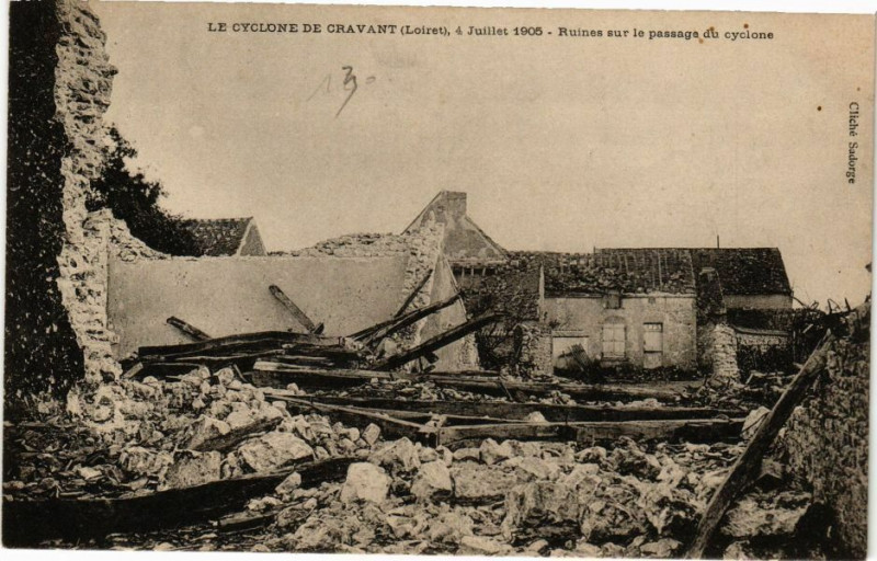 Carte postale ancienne Le Cyclone de Cravant - Ruines sur le passage à Cravant