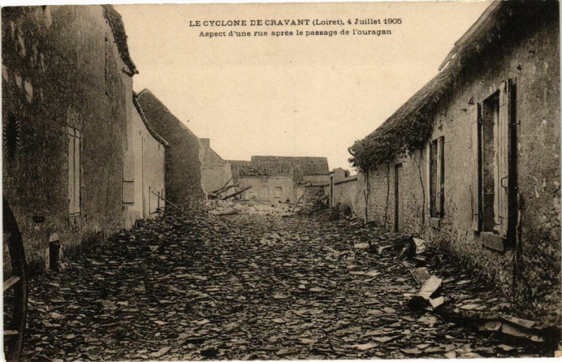 Carte postale ancienne Le Cyclone de Cravant à Cravant