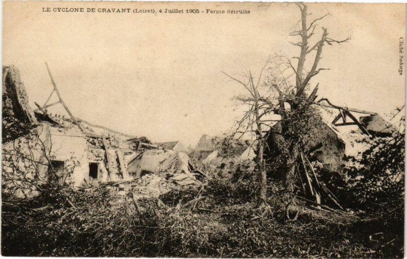 Carte postale ancienne Le Cyclone de Cravant à Cravant