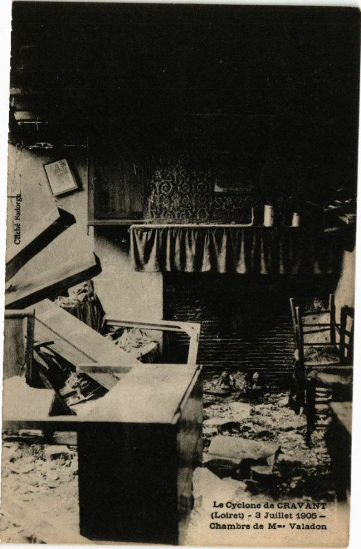 Carte postale ancienne Le Cyclone de Cravant à Cravant