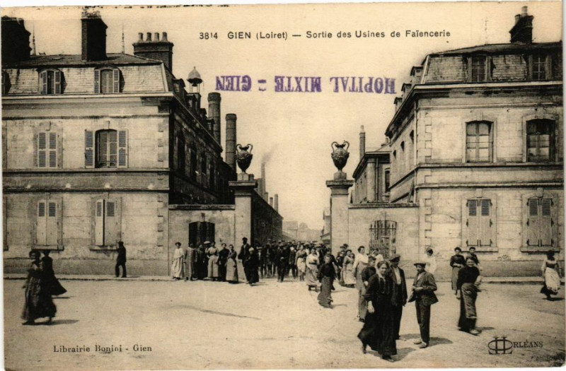 Carte postale ancienne Gien - Sortie des Usines de Faiencerie à Gien