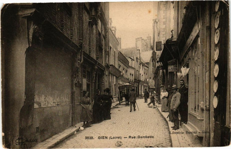 Carte postale ancienne Gien - Rue Gambetta à Gien