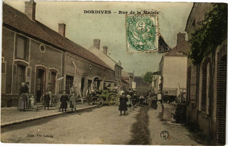 Carte postale ancienne Dordives - Rue de la Mairie à Dordives