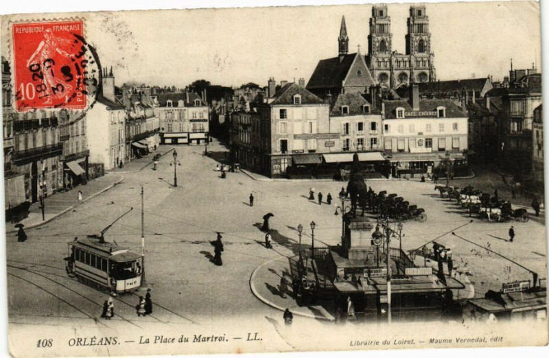 Carte postale ancienne Orleans-La Place du Martroi à Orléans