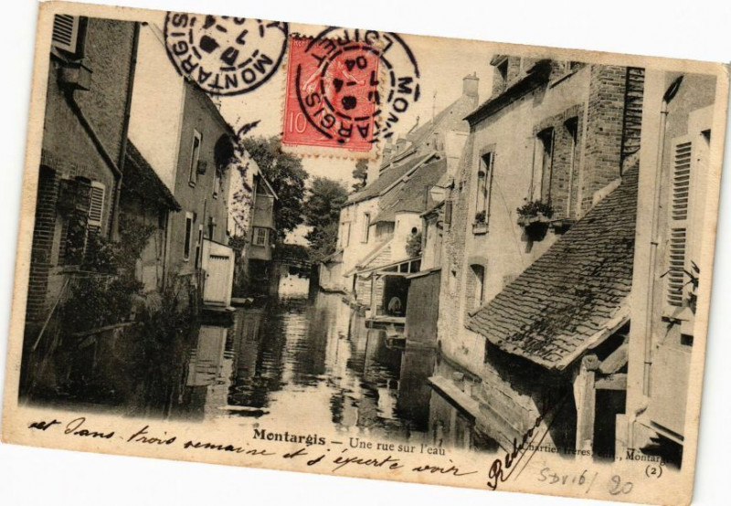 Carte postale ancienne Montargis-Une rue sur l'eau à Montargis