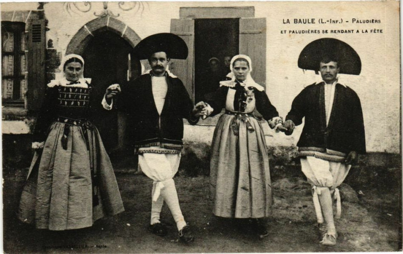 Carte postale ancienne La Baule-PALudiers et Paludieres se Rendant a la Fete à Baule