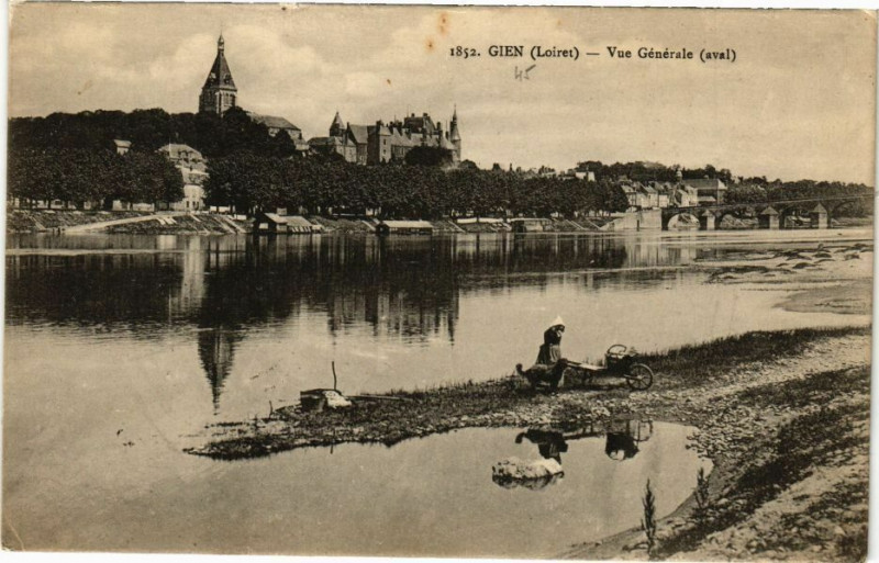 Carte postale ancienne Gien-Vue générale (aval) à Gien