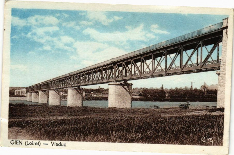 Carte postale ancienne Gien-Viaduc à Gien