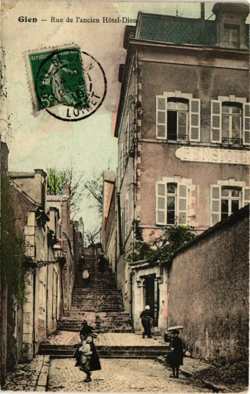 Carte postale ancienne Gien-Rue de l'ancien Hotel-Dieu à Gien