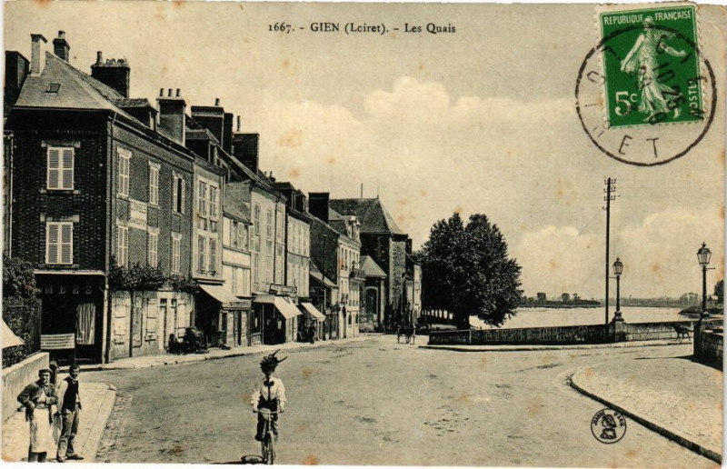 Carte postale ancienne Gien-Les Quais à Gien
