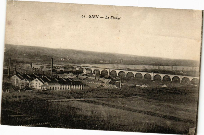 Carte postale ancienne Gien-Le Viaduc à Gien