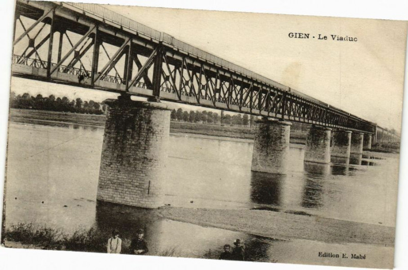 Carte postale ancienne Gien-Le Viaduc à Gien