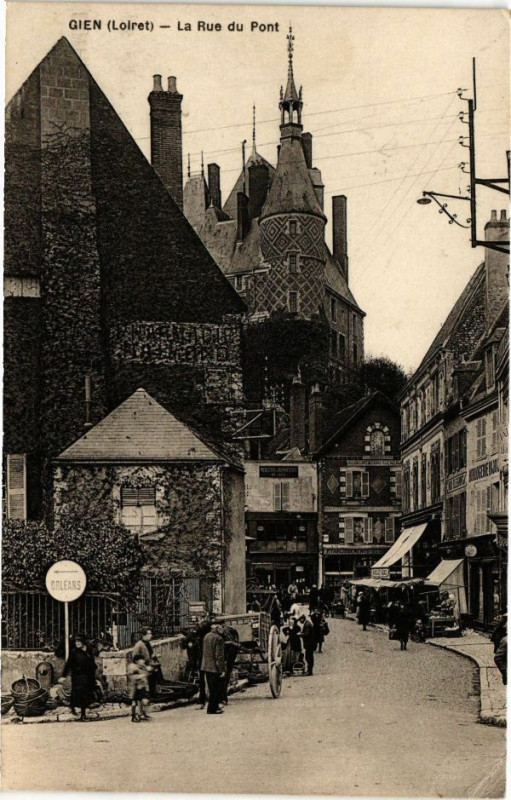 Carte postale ancienne Gien-La Rue du Pont à Gien