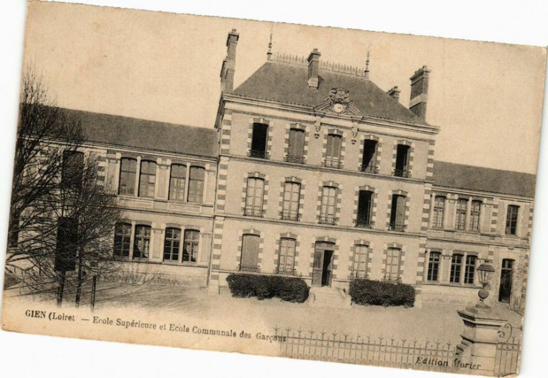 Carte postale ancienne Gien-Ecole Superieure et Ecole Communale des Garcons à Gien