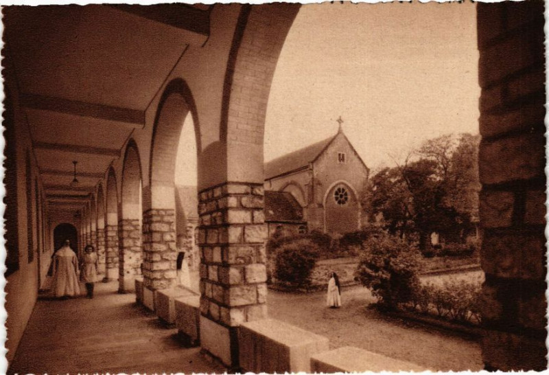 Carte postale ancienne Faubourg Bourgogne-Orleans-Cloitre et Cour d'honneur à Orléans